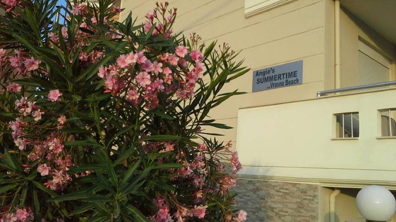 Angie's Summertime Nea Vrasna Bagian luar foto